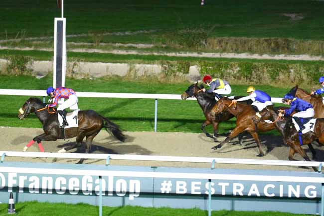Photo d'arrivée de la course pmu PRIX DU VAL D'ORNE à DEAUVILLE le Jeudi 16 décembre 2021