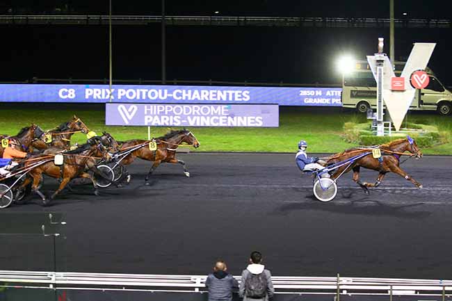 Photo d'arrivée de la course pmu PRIX DE COURSEULLES à PARIS-VINCENNES le Jeudi 16 décembre 2021