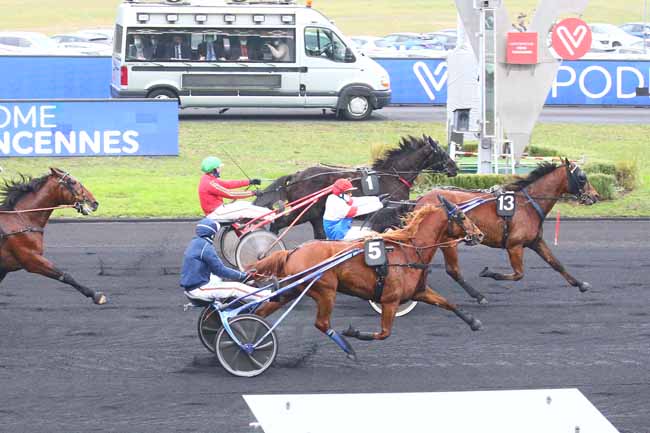 Photo d'arrivée de la course pmu PRIX DE CAUMONT à PARIS-VINCENNES le Dimanche 19 décembre 2021
