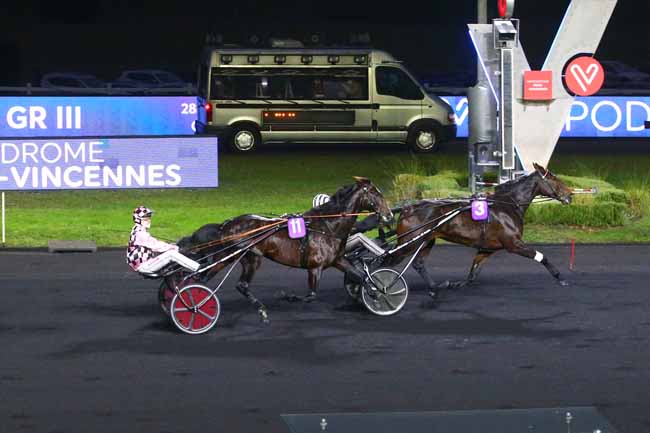 Photo d'arrivée de la course pmu PRIX JEAN DUMOUCH à PARIS-VINCENNES le Dimanche 19 décembre 2021