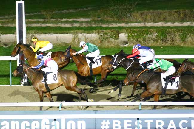 Photo d'arrivée de la course pmu PRIX DE L'ENCEINTE DES FUSILS à DEAUVILLE le Lundi 20 décembre 2021
