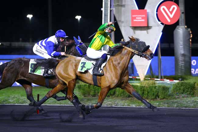 Photo d'arrivée de la course pmu PRIX DE MENDE à PARIS-VINCENNES le Mardi 21 décembre 2021