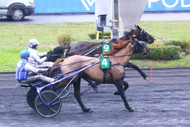Photo d'arrivée de la course pmu PRIX DE JUVIGNAC à PARIS-VINCENNES le Vendredi 24 décembre 2021