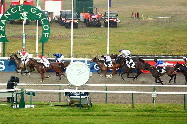 Photo d'arrivée de la course pmu PRIX DE LA REMISE DES LILAS à CHANTILLY le Dimanche 26 décembre 2021