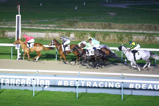 Photo d'arrivée de la course pmu PRIX DU BUSTE DE FRANCOIS-ANDRE à DEAUVILLE le Lundi 27 décembre 2021