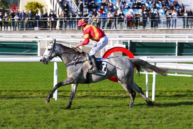 Photo d'arrivée de la course pmu PRIX DE LA PICARDIE à CAGNES-SUR-MER le Mercredi 29 décembre 2021