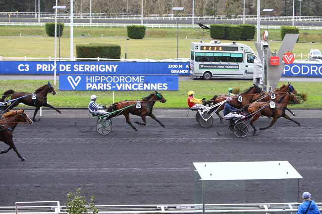 Photo d'arrivée de la course pmu PRIX DE SERRIGNY à PARIS-VINCENNES le Mardi 4 janvier 2022