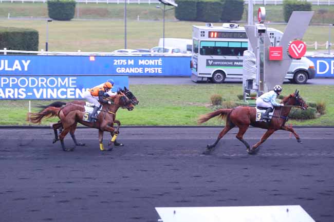 Photo d'arrivée de la course pmu PRIX DE BOULAY à PARIS-VINCENNES le Lundi 10 janvier 2022