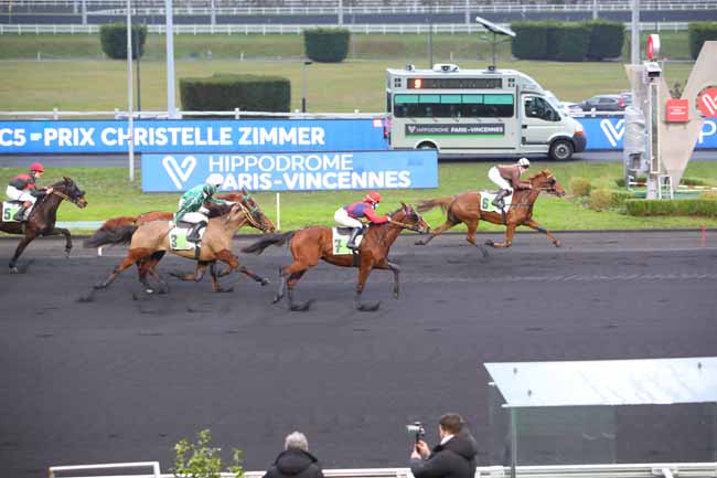 Photo d'arrivée de la course pmu PRIX CHRISTELLE ZIMMER à PARIS-VINCENNES le Lundi 10 janvier 2022