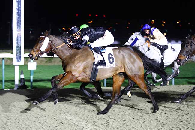 Photo d'arrivée de la course pmu PRIX DE L'ESQUEREL à DEAUVILLE le Vendredi 14 janvier 2022