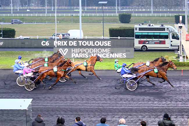 Photo d'arrivée de la course pmu PRIX DE TOULOUSE à PARIS-VINCENNES le Dimanche 16 janvier 2022