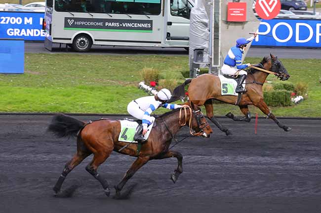 Photo d'arrivée de la course pmu PRIX DE CHATEAUROUX à PARIS-VINCENNES le Mercredi 2 février 2022