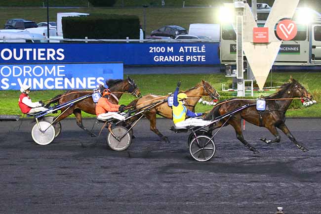 Photo d'arrivée de la course pmu PRIX DE MOUTIERS à PARIS-VINCENNES le Dimanche 6 février 2022