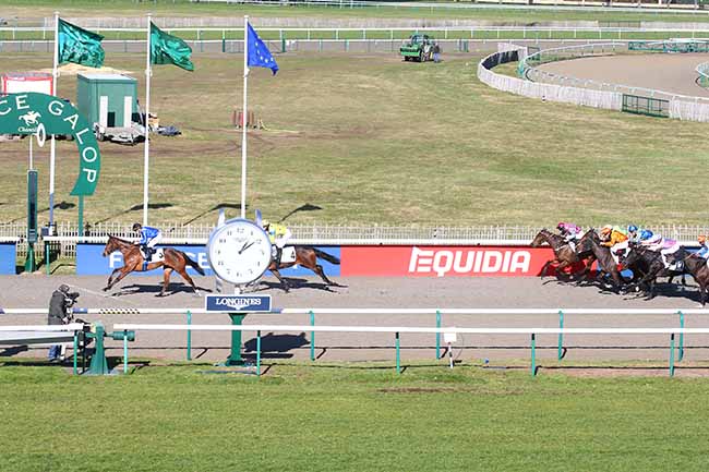 Photo d'arrivée de la course pmu PRIX DU CARREFOUR DES CHARMES à CHANTILLY le Samedi 12 février 2022