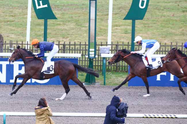 Photo d'arrivée de la course pmu PRIX DU PARC LAVERSIN à CHANTILLY le Vendredi 18 février 2022