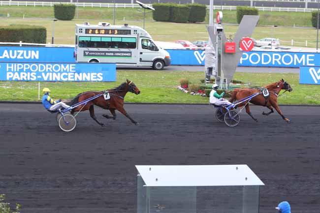 Photo d'arrivée de la course pmu PRIX DE LAUZUN à PARIS-VINCENNES le Lundi 21 février 2022