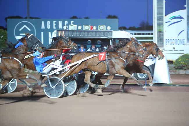 Photo d'arrivée de la course pmu PRIX DE LA NORMANDIE à CAGNES-SUR-MER le Vendredi 4 mars 2022