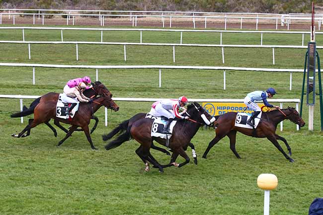 Photo d'arrivée de la course pmu PRIX DE MORET-SUR-LOING à FONTAINEBLEAU le Vendredi 11 mars 2022