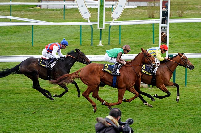 Photo d'arrivée de la course pmu PRIX D'AUTRECHES à COMPIEGNE le Dimanche 13 mars 2022