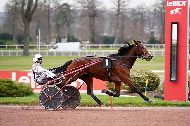 Photo d'arrivée de la course pmu PRIX DE NANTERRE à ENGHIEN le Mercredi 16 mars 2022