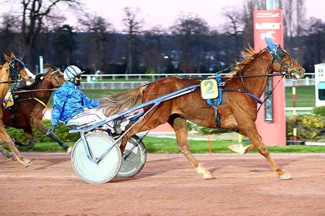 Photo d'arrivée de la course pmu PRIX DE PIERREFORT à ENGHIEN le Vendredi 18 mars 2022