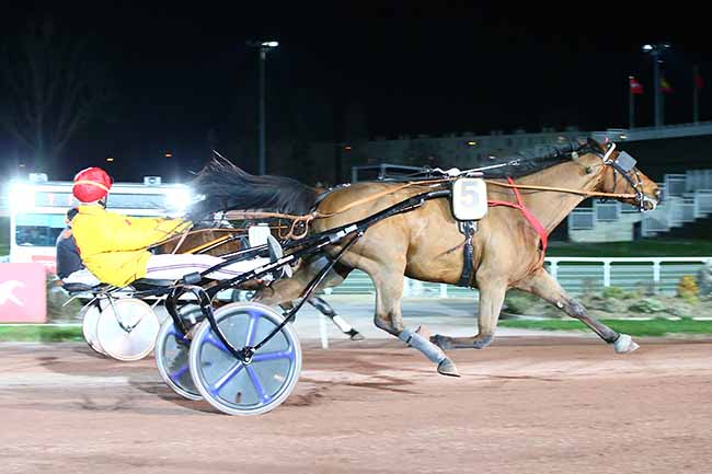 Photo d'arrivée de la course pmu PRIX DE GAGNY à ENGHIEN le Vendredi 18 mars 2022