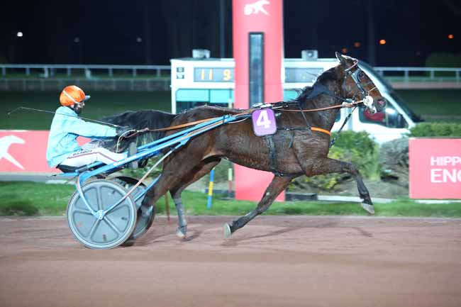 Photo d'arrivée de la course pmu PRIX DE CHENNEVIERES à ENGHIEN le Mardi 22 mars 2022