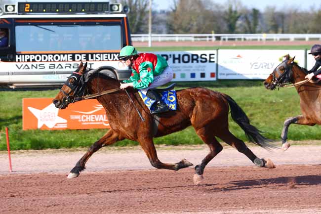 Photo d'arrivée de la course pmu PRIX ABC AMBULANCES à LISIEUX le Mercredi 23 mars 2022
