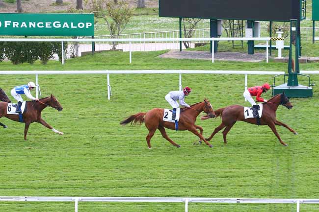 Photo d'arrivée de la course pmu PRIX EDMOND BLANC à SAINT CLOUD le Samedi 2 avril 2022