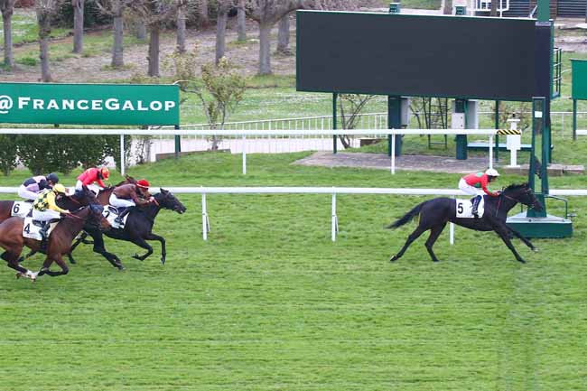 Photo d'arrivée de la course pmu PRIX TARENTELLE à SAINT CLOUD le Samedi 2 avril 2022