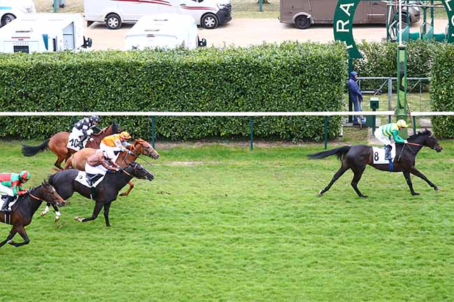 Photo d'arrivée de la course pmu PRIX DES COTES D'ORLEANS à CHANTILLY le Lundi 4 avril 2022