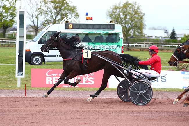 Photo d'arrivée de la course pmu PRIX CUISINES YOU à ANGERS le Mercredi 6 avril 2022