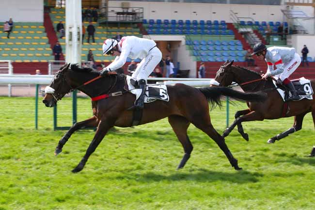 Photo d'arrivée de la course pmu PRIX JOURNALISTE à COMPIEGNE le Mercredi 6 avril 2022