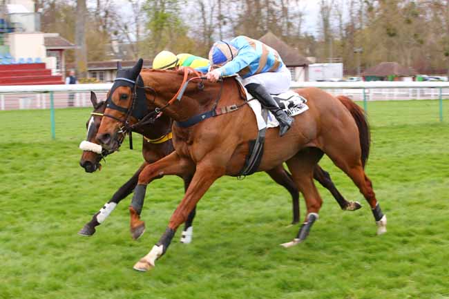 Photo d'arrivée de la course pmu PRIX ROBERT FOURNIER SARLOVEZE à COMPIEGNE le Mercredi 6 avril 2022