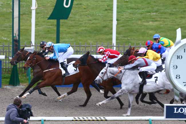 Photo d'arrivée de la course pmu PRIX DE LA RUE DES POTAGERS à CHANTILLY le Mercredi 6 avril 2022