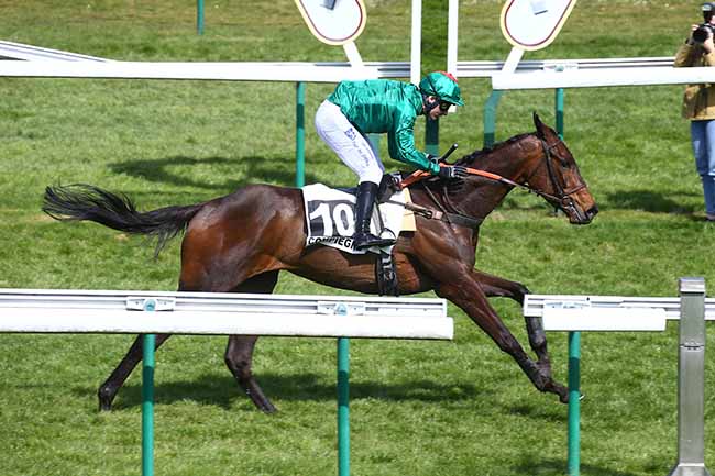 Photo d'arrivée de la course pmu PRIX ORVILLIERS à COMPIEGNE le Lundi 11 avril 2022
