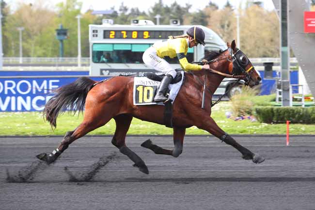 Photo d'arrivée de la course pmu PRIX COELESTINA à PARIS-VINCENNES le Mardi 12 avril 2022