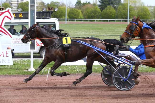 Photo d'arrivée de la course pmu GRAND NATIONAL DU TROT PARIS-TURF à REIMS le Mercredi 13 avril 2022