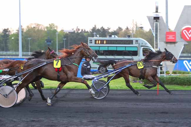 Photo d'arrivée de la course pmu PRIX HENRIETTA à PARIS-VINCENNES le Vendredi 15 avril 2022