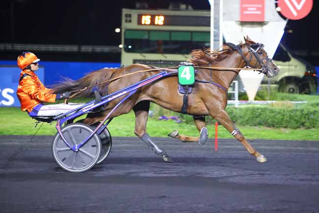 Photo d'arrivée de la course pmu PRIX CLARISSE à PARIS-VINCENNES le Vendredi 15 avril 2022