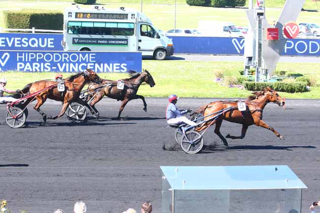 Photo d'arrivée de la course pmu PRIX HENRI LEVESQUE à PARIS-VINCENNES le Samedi 16 avril 2022