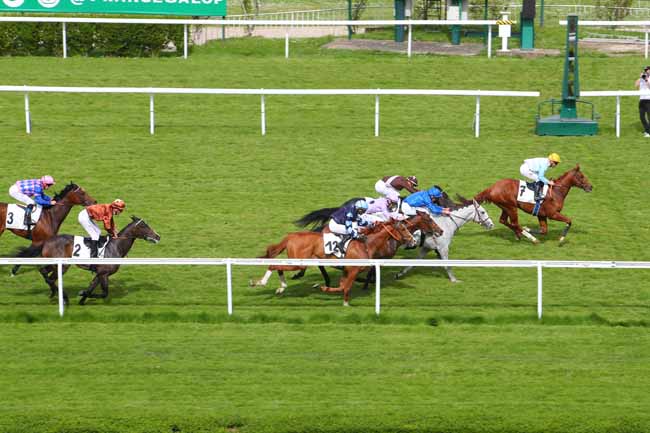 Photo d'arrivée de la course pmu PRIX DE LESCAR à SAINT CLOUD le Lundi 18 avril 2022
