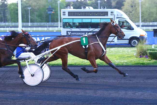 Photo d'arrivée de la course pmu PRIX EMMA à PARIS-VINCENNES le Mardi 19 avril 2022