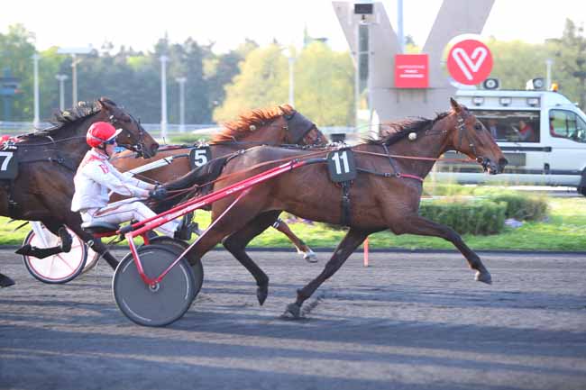 Photo d'arrivée de la course pmu PRIX RADIO LATINA (PRIX ASTEROPE) à PARIS-VINCENNES le Vendredi 22 avril 2022