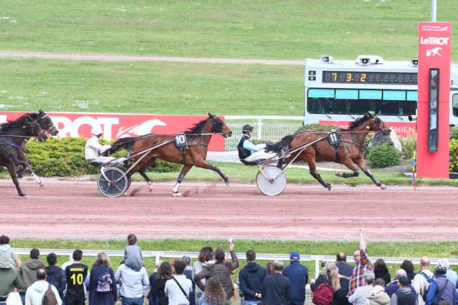 Photo d'arrivée de la course pmu PRIX OFFICE TOURISME ET CONGRES ENGHIEN à ENGHIEN le Samedi 23 avril 2022