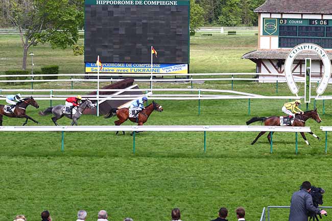 Photo d'arrivée de la course pmu PRIX DU FINISTERE à COMPIEGNE le Mardi 26 avril 2022