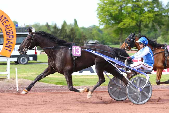 Photo d'arrivée de la course pmu PRIX L'ECLAIREUR à CHATEAUBRIANT le Mercredi 27 avril 2022