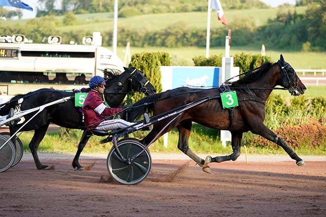 Photo d'arrivée de la course pmu PRIX CLAUDIA à MAUQUENCHY le Vendredi 29 avril 2022