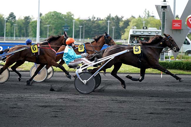 Photo d'arrivée de la course pmu PRIX HEVELIUS à PARIS-VINCENNES le Mardi 3 mai 2022