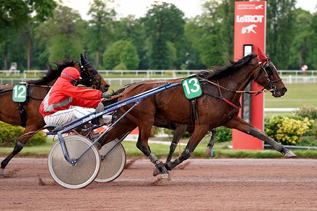 Photo d'arrivée de la course pmu PRIX DES BATIGNOLLES à ENGHIEN le Mercredi 4 mai 2022